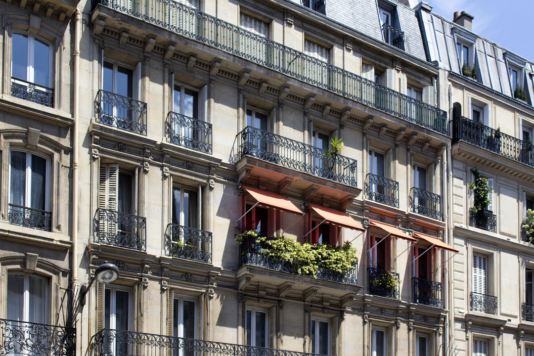 Façade d'un immeuble hausmanien à Paris.