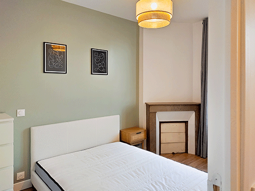 Chambre rénové avec un mur peint en verre pâle neutre idéal pour l'investissement locatif