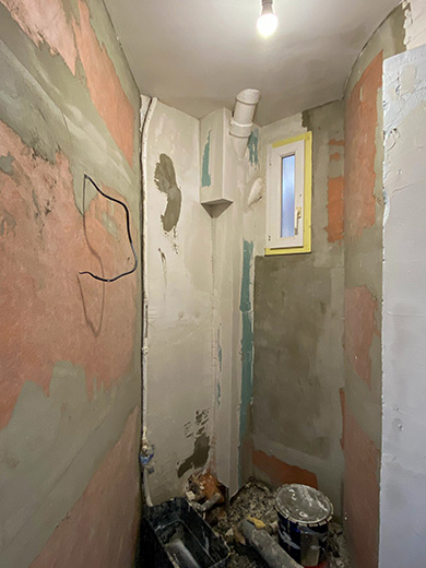 Salle de bain pendant les travaux avec des plaque de plâtre hydrofuges roses.