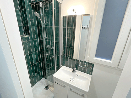 Décoration de salle de bain avec des carreaux en zellige verts
