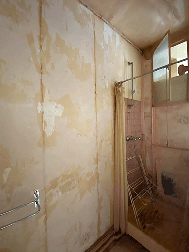 Salle de bain délabrée avec des traces de colle de carrelage avant la rénovation par ImAvenir