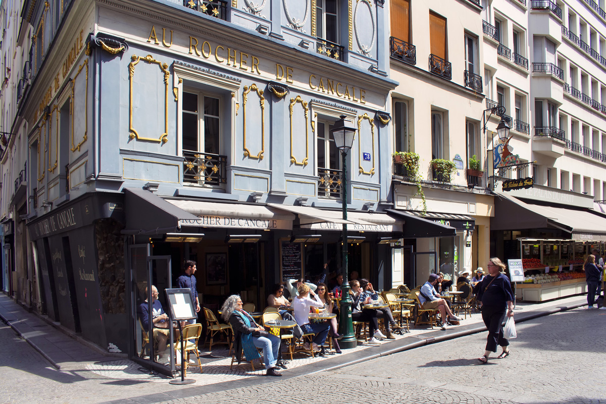 Commerce dans la rue Montorgueil situé à la fois dans le 1er et le 2e arrondissement de Paris
