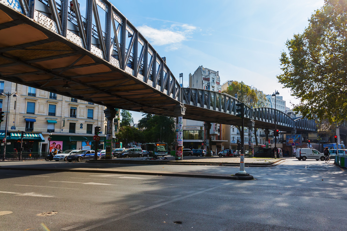 Viaduc de la ligne 2 du métro de Paris au niveau du quartier Jaurès dans le 19e arrondissement