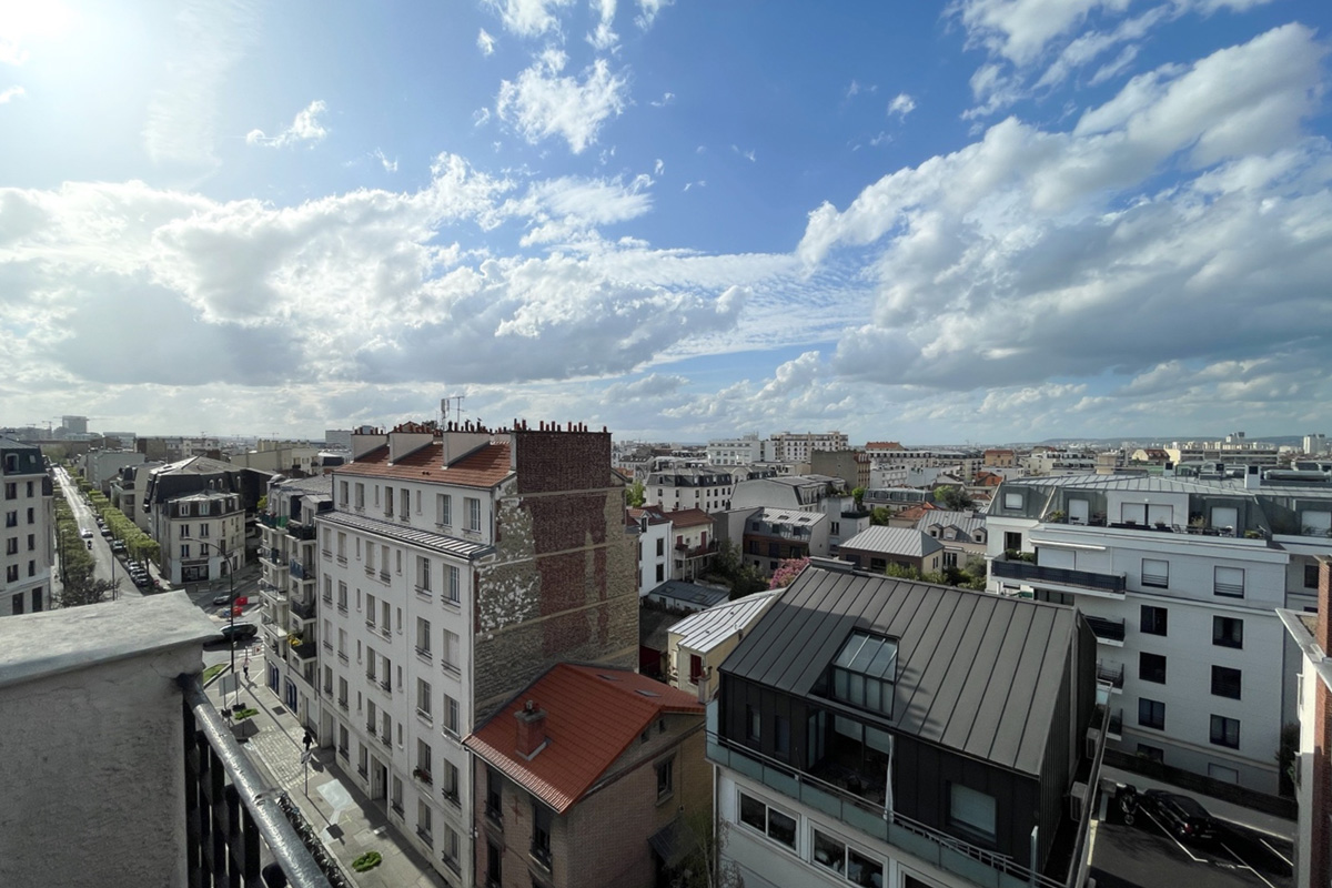 Vue sur Paris depuis le balcon d'un appartement situé à Boulogne-Billancourt