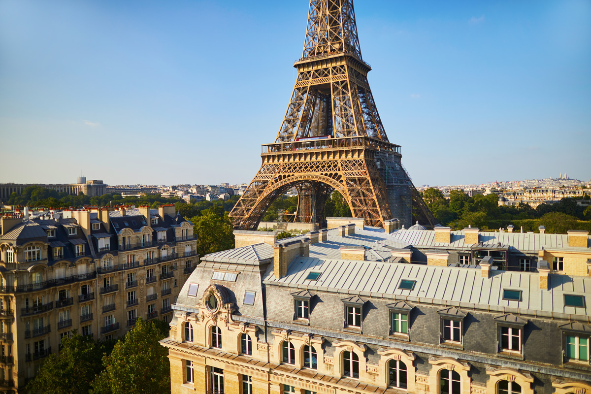 Vue sur la tour Eiffel et les immeubles qui l'entourent à Paris