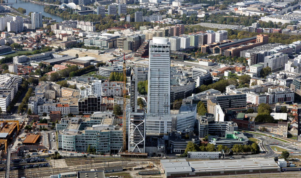 Vue aérienne sur la construction de la gare Saint-Denis-Pleyel et la tour Maestro