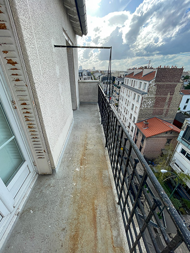 Balcon extérieur donnant sur la ville de Courbevoie