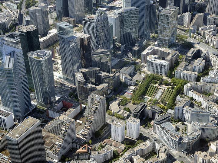 Vue aérienne du quartier de Courbevoie à cheval entre le centre-ville et le quartier d'affaires de La Défense