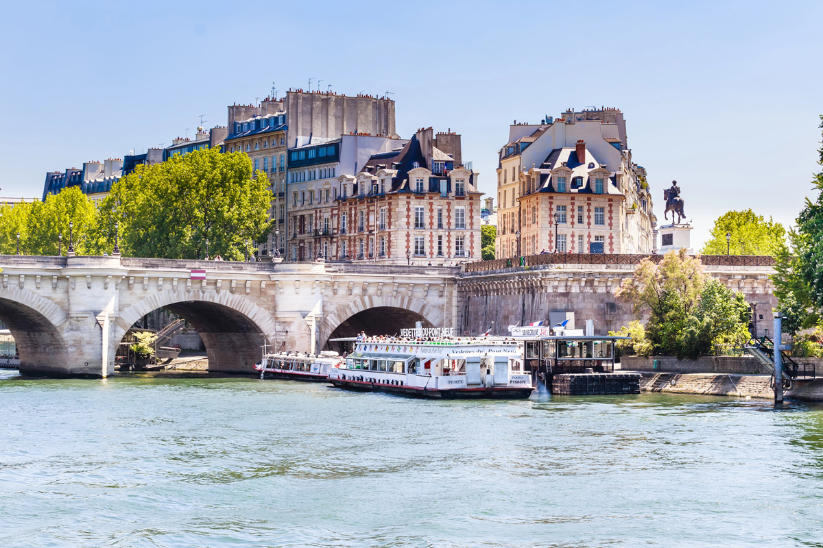 Pont neuf à Paris avec une partie de la Seine et des bateaux-mouches 