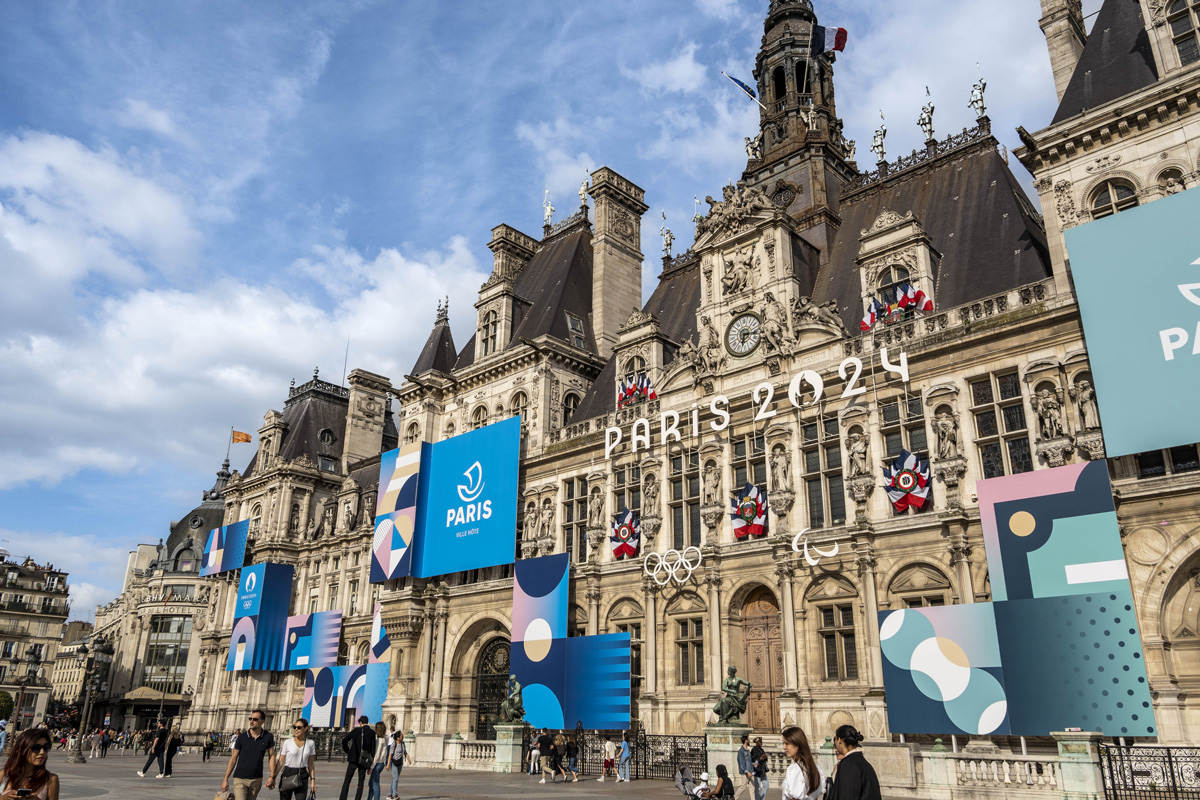 Façade de l'hôtel de ville de Paris avec des décorations spéciales pour les jeux olympiques de Paris 2024