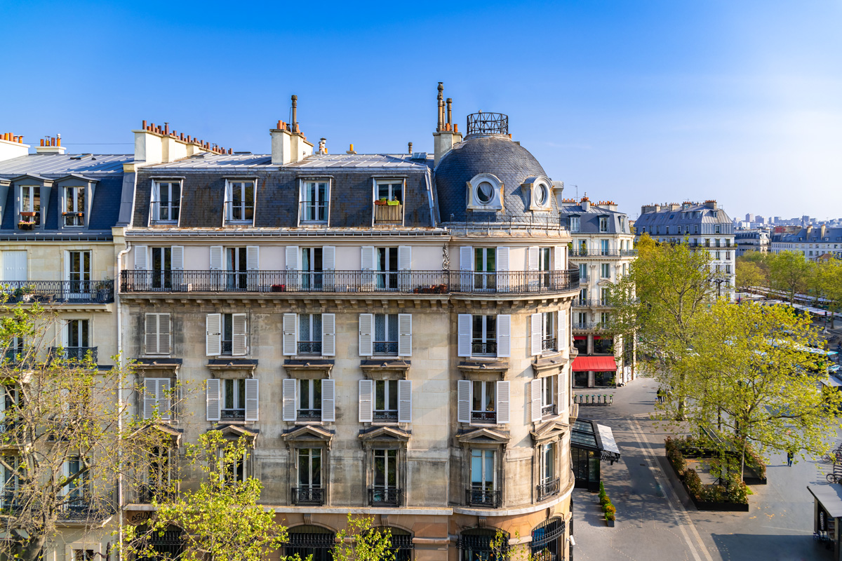 Photo d'un immeuble à Paris sous un ciel bleu clair.