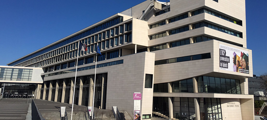 Bâtiment principal de l'université de Paris Cergy.