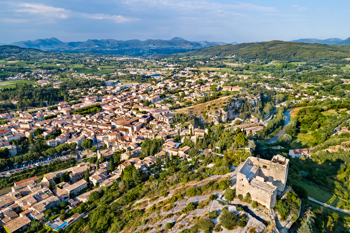 Vue aérienne du village de Vaison-la-Romaine et ses maisons typiques du Vaucluse.