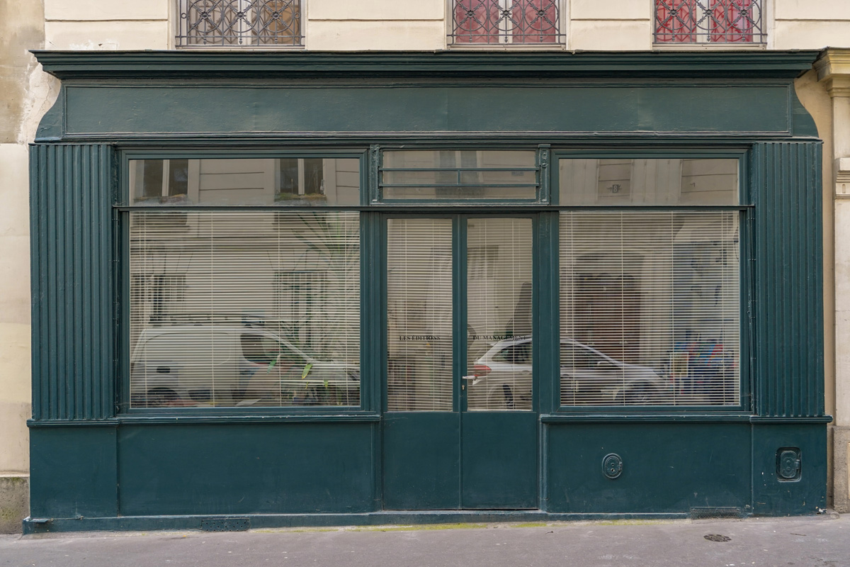 Façade d’un commerce à louer à Paris au pied d’un immeuble