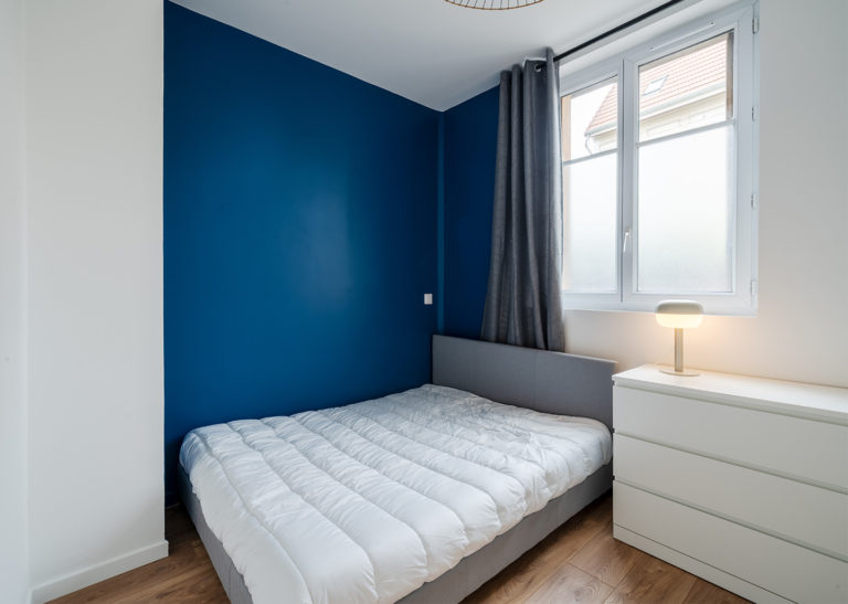 Intérieur rénova de la chambre dans l'investissement locatif de Martin