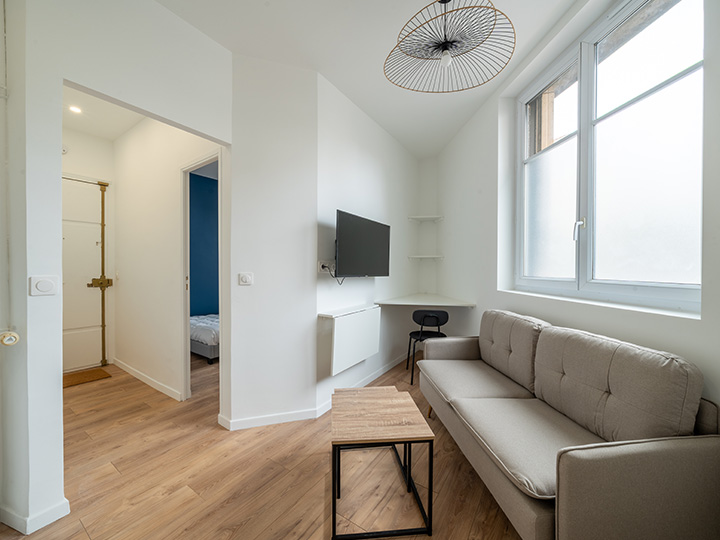 Séjour rénové dans un style scandinave dans l'investissement locatif de Martin