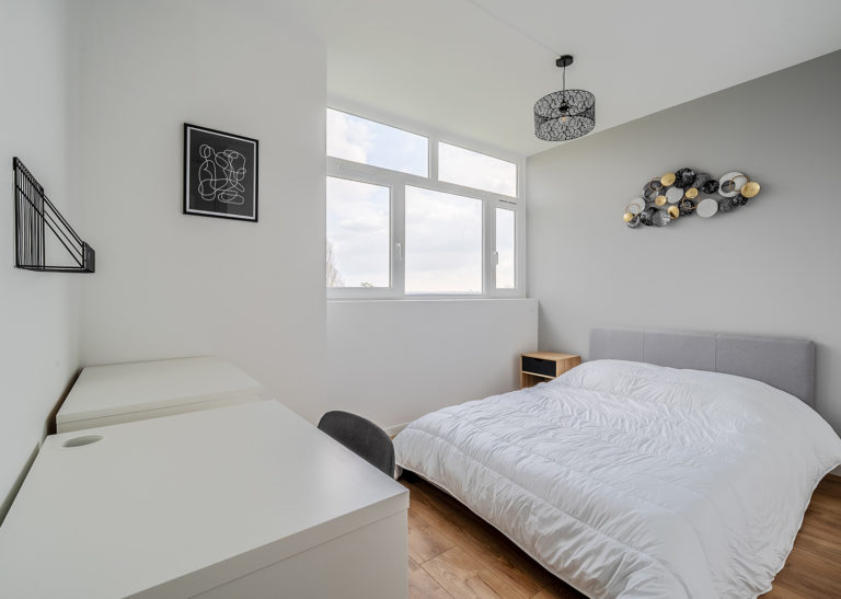 Chambre rénové dans un style rétro avec de la décoration métallique noire et dorée