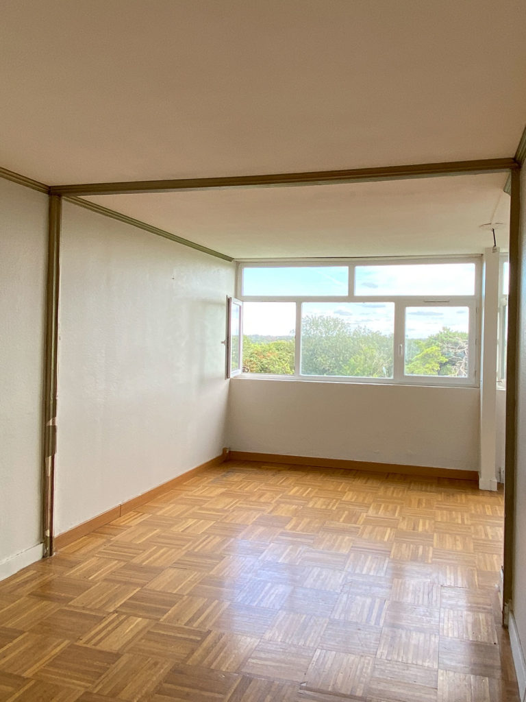 Séjour avec un parquet mosaïque