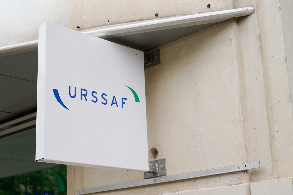 Logo de l'urssaf sur une enseigne drapeau